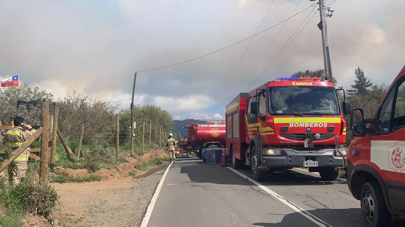 Incendio forestal en Tiltil, Región Metropolitana, consumiendo 50 hectáreas.